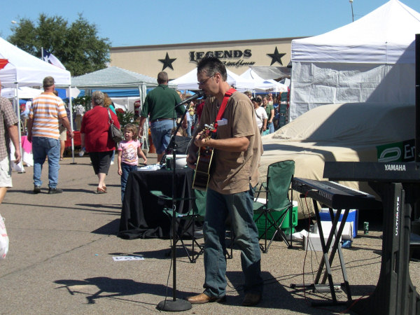 Billy Blaze performing at the Texas Mushroom Festival